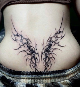 Hình Xăm Hỏm Hông-Blackwork tattoo 