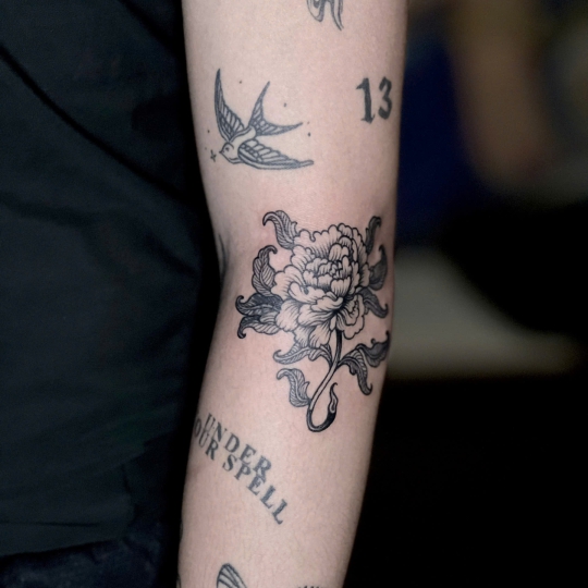 Hình Xăm Tay-Blackwork tattoo