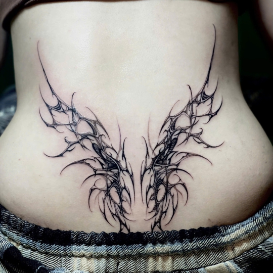 Hình Xăm Hỏm Hông-Blackwork tattoo